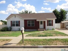 1111 W Chisum Ave in Artesia, NM - Building Photo