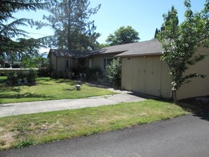 1319 W Stewart Ave in Medford, OR - Building Photo - Building Photo