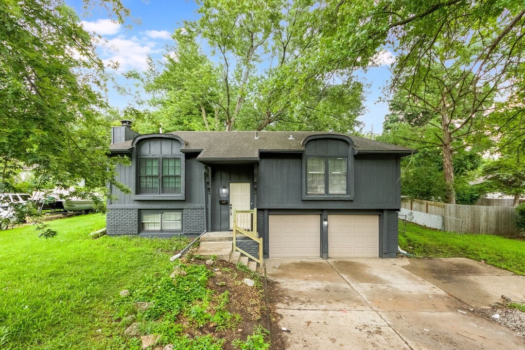 11911 Sycamore Ave in Grandview, MO - Building Photo