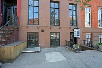 8 Perry St in New York, NY - Building Photo - Building Photo