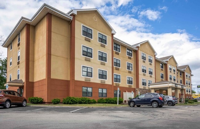 Furnished Studio-Pittsburgh - West Mifflin in West Mifflin, PA - Foto de edificio - Building Photo