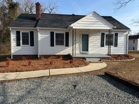 506 E Harden St in Graham, NC - Building Photo