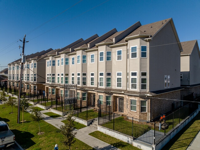 Brownstone in Houston, TX - Foto de edificio - Building Photo