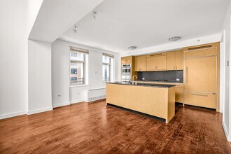 100 W 58th St in New York, NY - Building Photo - Building Photo