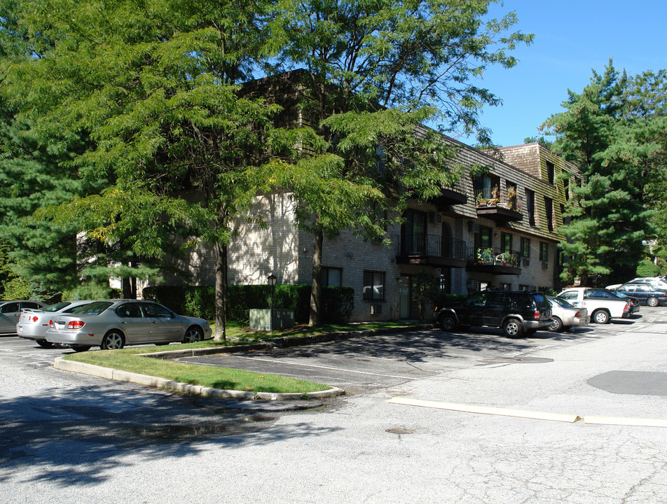 Scarsdale Meadows in Scarsdale, NY - Building Photo