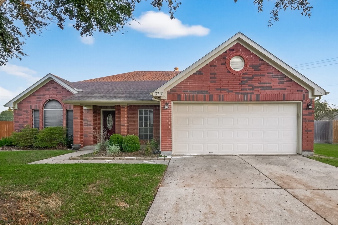 3717 E Pin Oak Dr in Pearland, TX - Building Photo