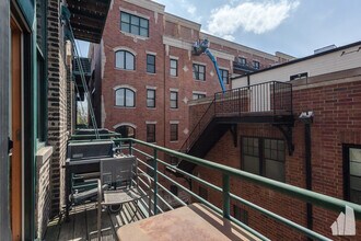 2222 W Diversey Ave, Unit 306 in Chicago, IL - Foto de edificio - Building Photo