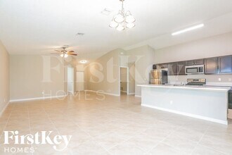 1950 SW Sylvester Ln in Port St. Lucie, FL - Foto de edificio - Building Photo