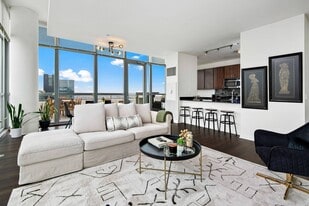 K2 Apartments in Chicago, IL - Building Photo