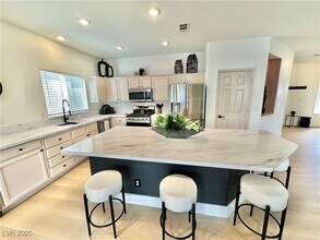 10195 Queensbury Ave in Las Vegas, NV - Building Photo - Building Photo