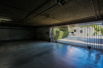 6525 La Mirada Ave in Los Angeles, CA - Building Photo - Building Photo
