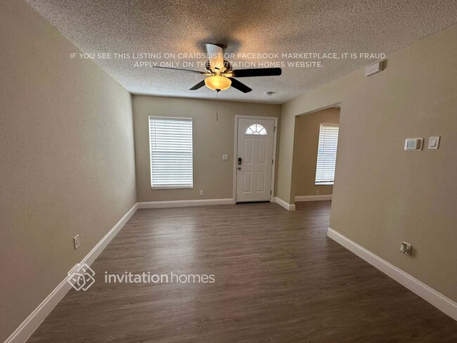 1016 Pioneer Dr in Deltona, FL - Foto de edificio - Building Photo