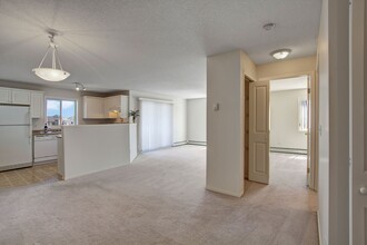 Somerset Pointe in Calgary, AB - Building Photo - Building Photo