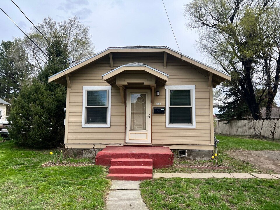 1202 N Main St in Ellensburg, WA - Building Photo