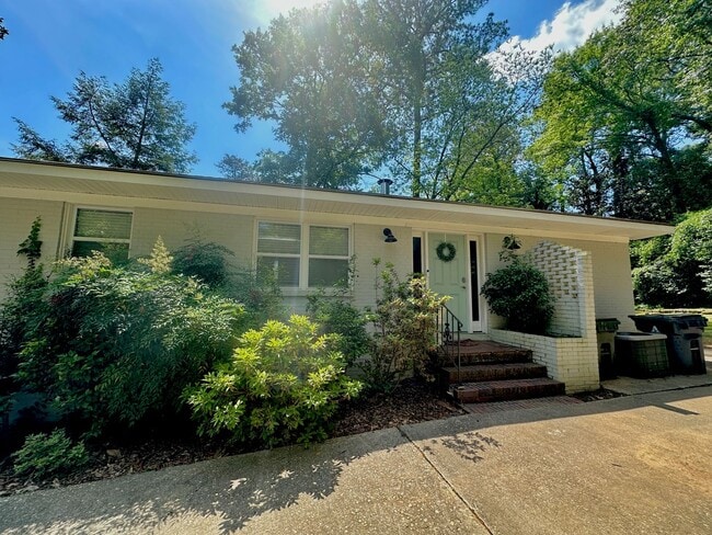 Short distance fro Campus and Downtown Aub in Auburn, AL - Building Photo - Building Photo