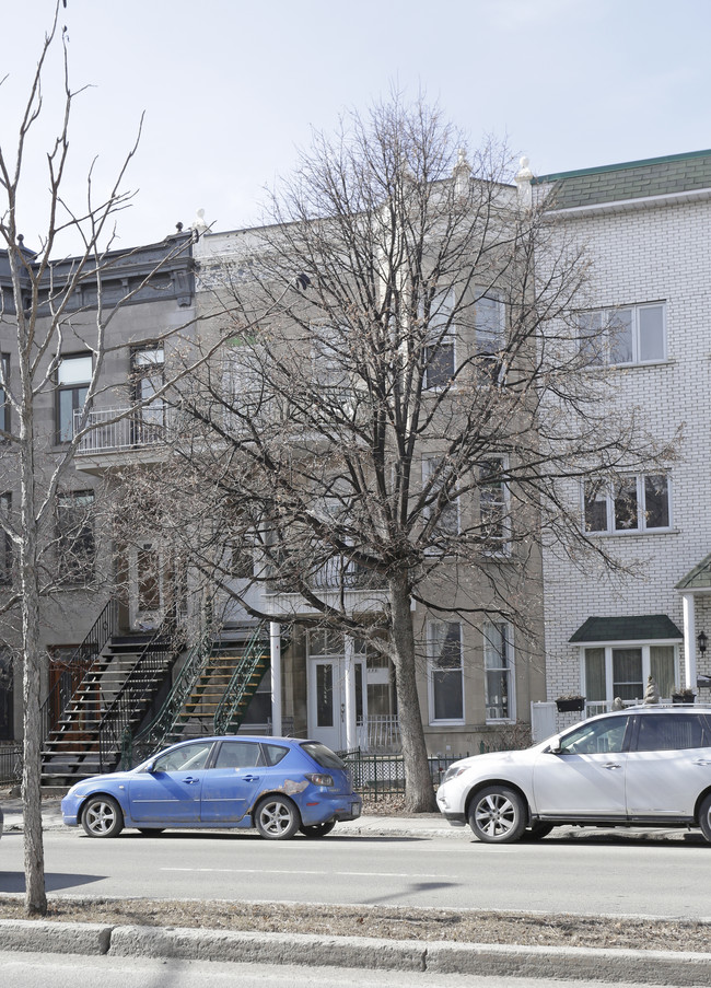 239-243 Saint-Joseph Boul O in Montréal, QC - Building Photo - Building Photo