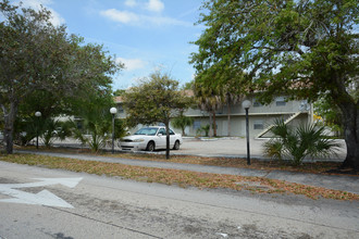 2401 Van Buren Street in Hollywood, FL - Building Photo - Building Photo