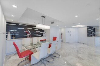 19195 NE 36th Pl in Aventura, FL - Foto de edificio - Building Photo