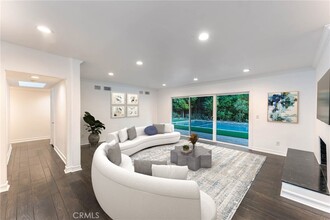 16926 Magnolia Blvd in Encino, CA - Building Photo - Building Photo