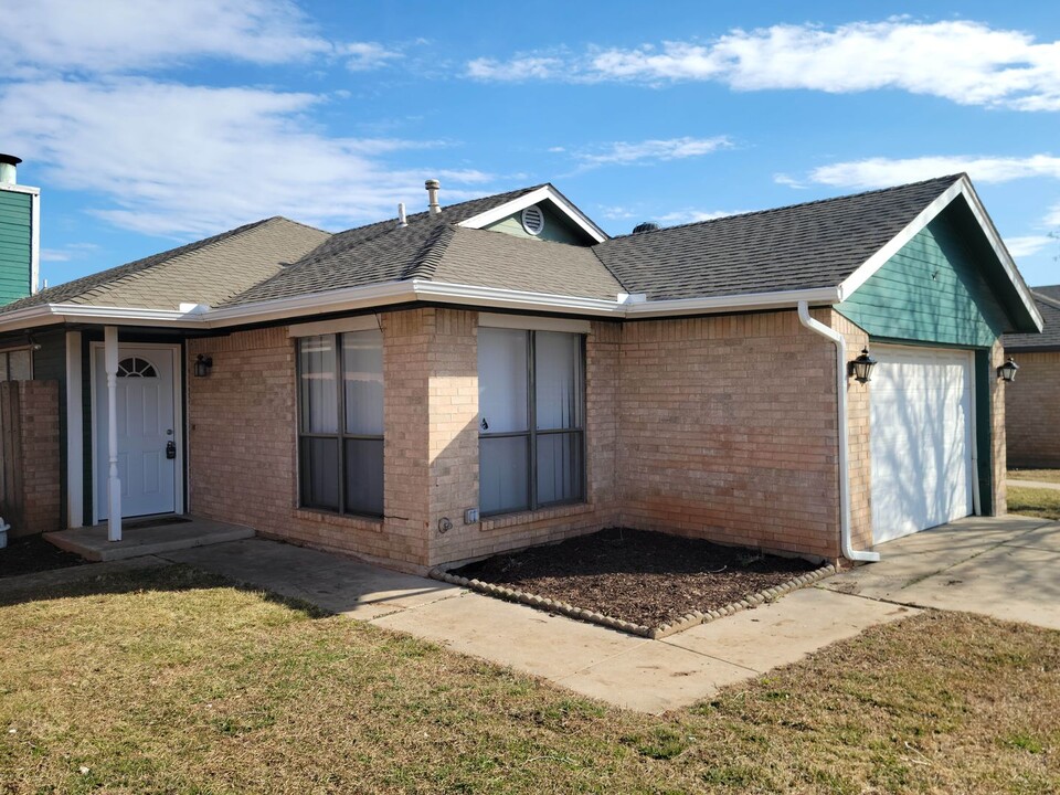 1033 SW 103rd Terrace in Oklahoma City, OK - Building Photo