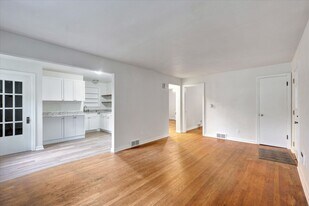 301 Hessel Blvd in Champaign, IL - Building Photo