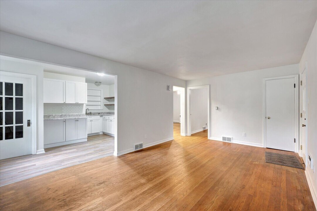 301 Hessel Blvd in Champaign, IL - Building Photo