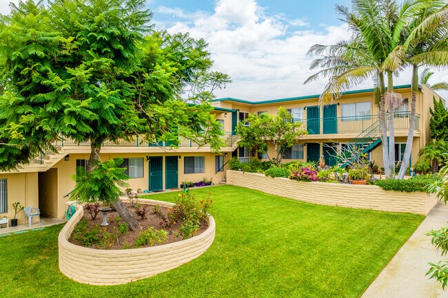 Pacific Manor Apartments in Encinitas, CA - Building Photo - Building Photo