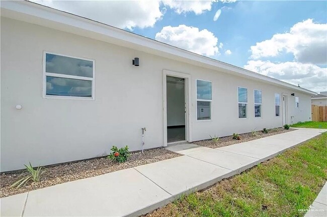 18 W Sandlewood St in Edinburg, TX - Building Photo - Building Photo