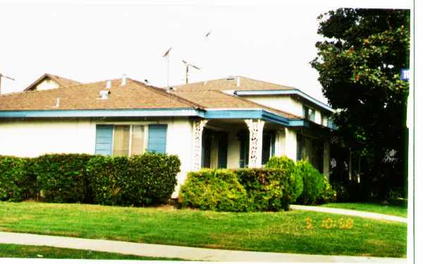 3143 E Topaz Ln in Fullerton, CA - Foto de edificio