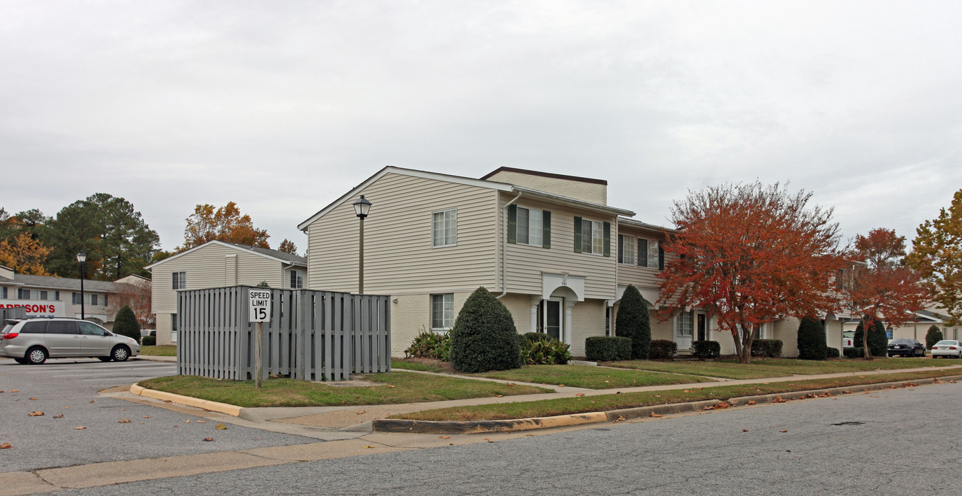 Geneva Square Apartments in Chesapeake, VA - Building Photo