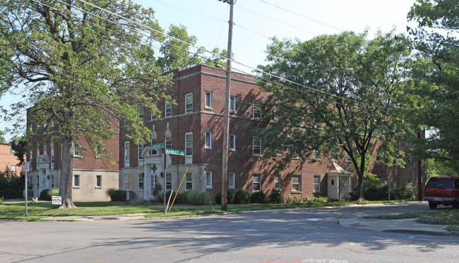 2836 Harrison Ave in Cincinnati, OH - Foto de edificio - Building Photo