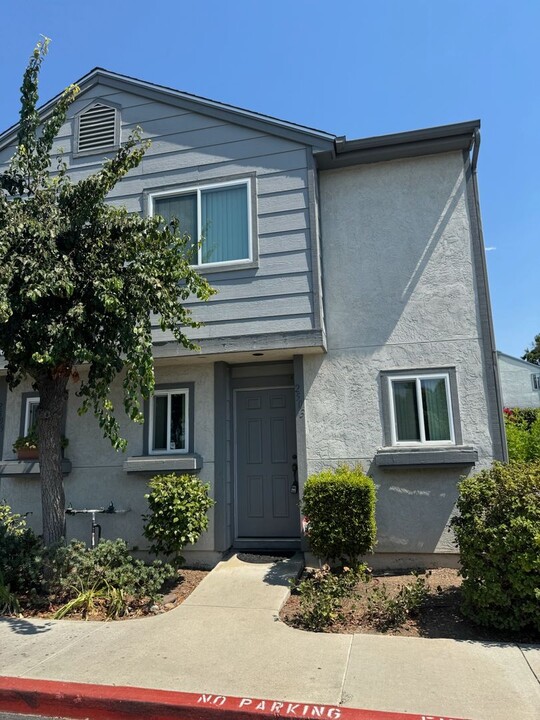 2503 Kings View Cir in Spring Valley, CA - Foto de edificio