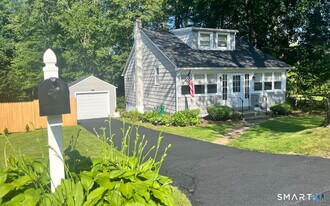 10 George St in Trumbull, CT - Building Photo