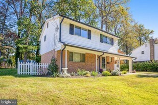 5609 Rolling Rd in Springfield, VA - Building Photo