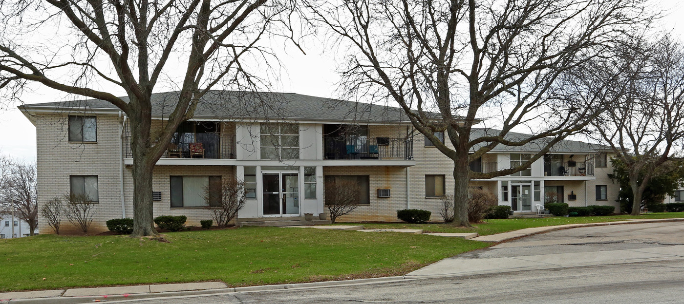 Garden Circle in Milwaukee, WI - Building Photo