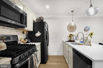 2013 Mt Vernon St in Philadelphia, PA - Building Photo - Building Photo