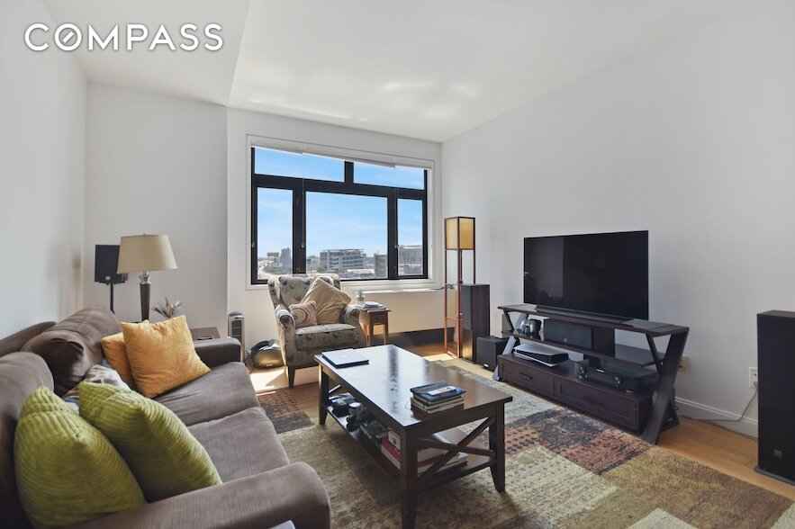 11-2 49th Ave, Unit PH2L in Queens, NY - Foto de edificio