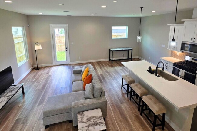 8324 Curry Rd in Houston, TX - Building Photo - Building Photo