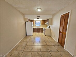 1221 SE 46th Ln in Cape Coral, FL - Foto de edificio - Building Photo