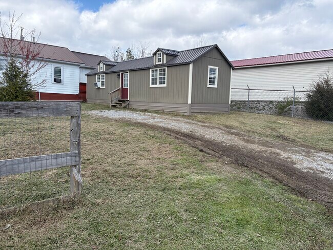 2410 N Hwy 25 W, Unit T in Williamsburg, KY - Foto de edificio - Building Photo