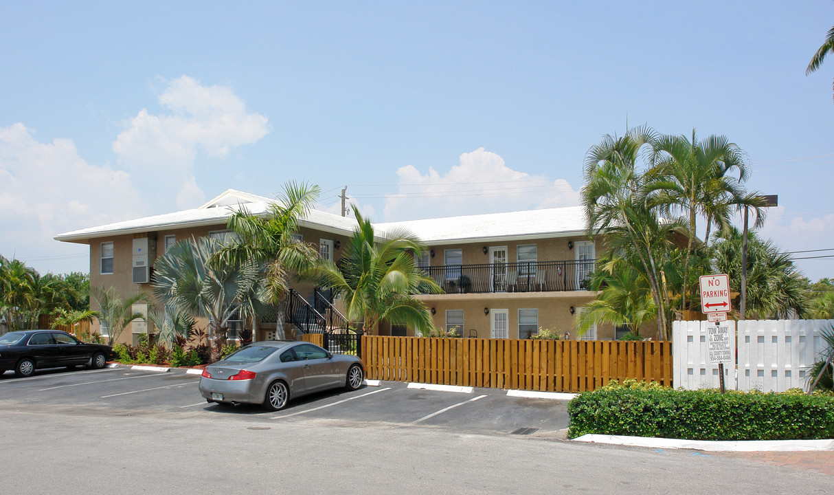 EdgeTower Apartments in Fort Lauderdale, FL - Building Photo