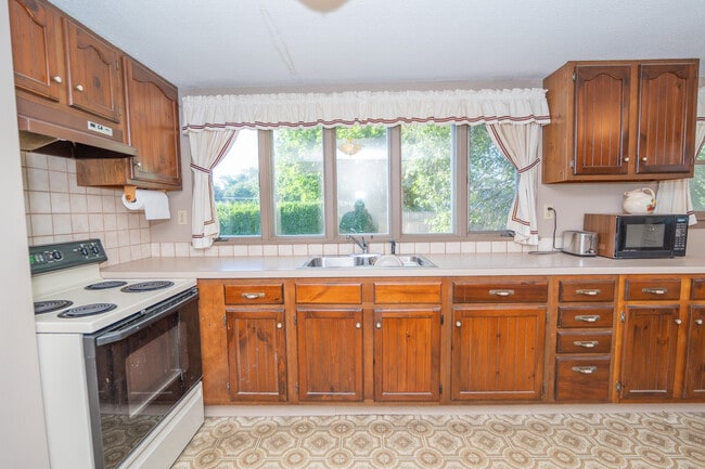 137A Kingstown Rd in Narragansett, RI - Building Photo - Building Photo