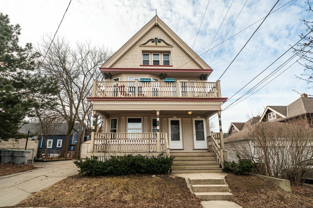 5613 W Lloyd St, Unit 5615 - Upper in Milwaukee, WI - Building Photo