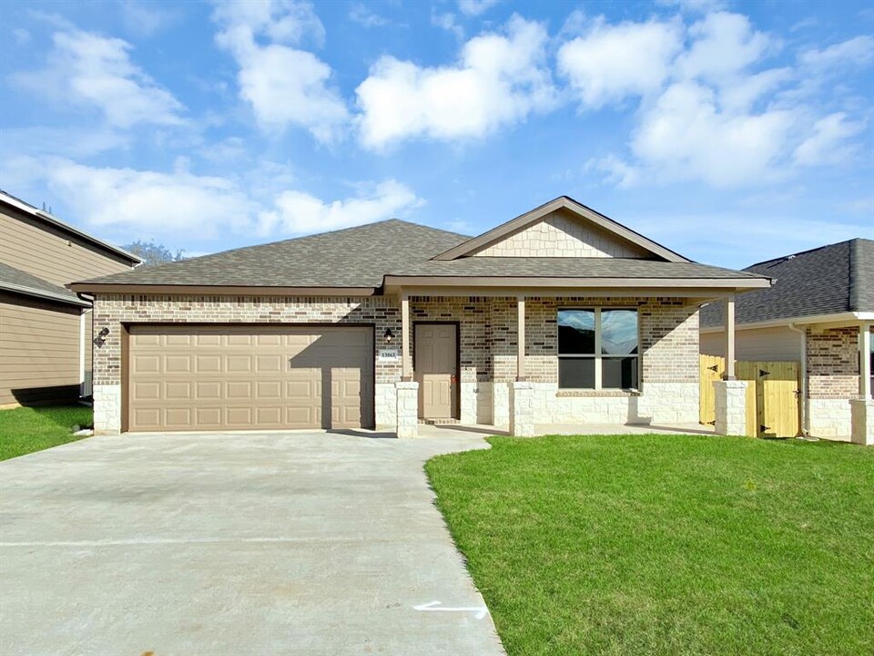 13063 Clear View Dr in Willis, TX - Building Photo