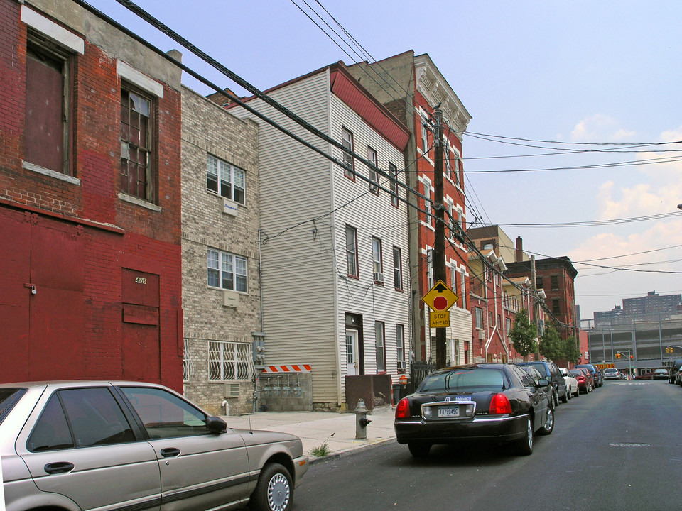 431 E 154th St in Bronx, NY - Building Photo