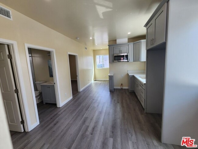 1535 W 80th St in Los Angeles, CA - Building Photo - Building Photo