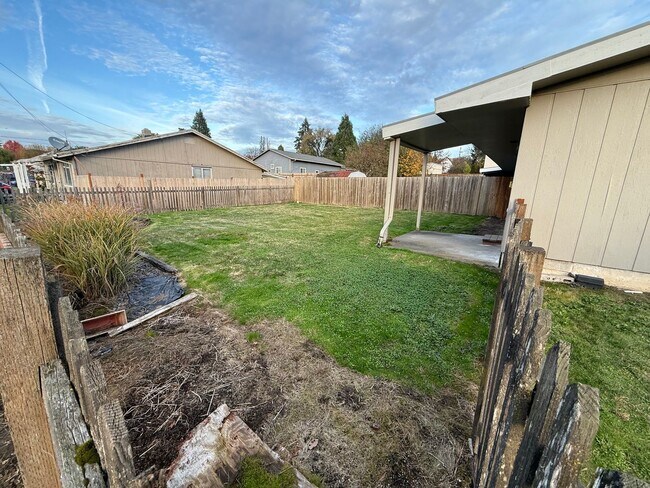 170-190 W Dahlia St in Yamhill, OR - Building Photo - Building Photo