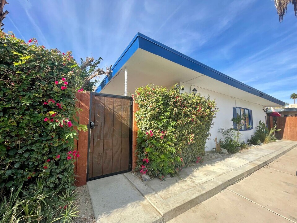 529 Calle Abronia S in Palm Springs, CA - Building Photo