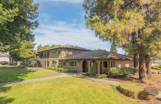 Terrazo Apartments in Gilroy, CA - Foto de edificio - Building Photo