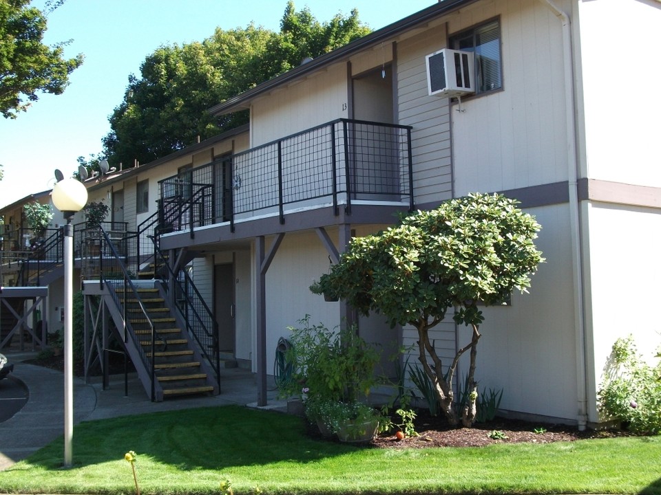 Eric Park Apartments in Junction City, OR - Building Photo